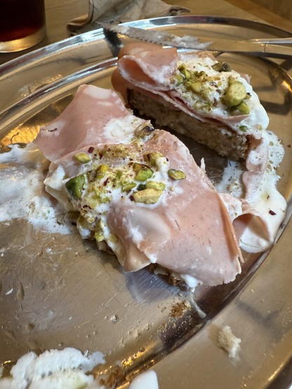 Tostada de burrata con mortadela, pistachos. 